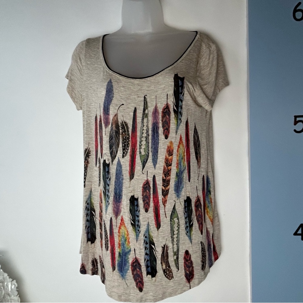 Vanilla‎ Sugar Feathers on Tan Blouse Women's Medium